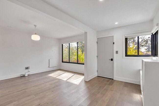 Building Photo - Remodeled Home in near Downtown Mountain View