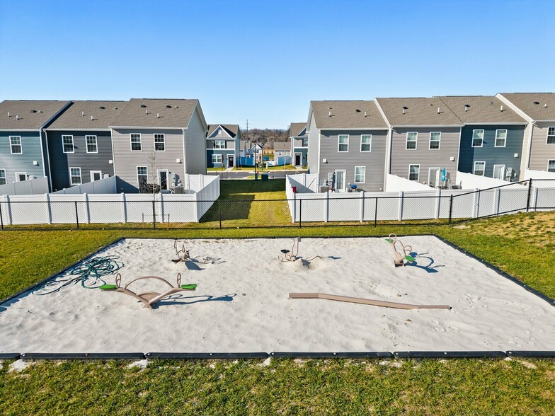 Building Photo - West Wind Townhomes