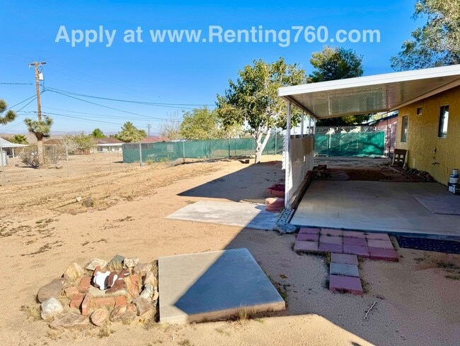 Building Photo - 2 Bed 1 Bath Home Near JT National Park