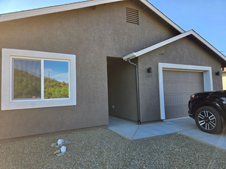 Primary Photo - 1812 N Rose Quartz Dr
