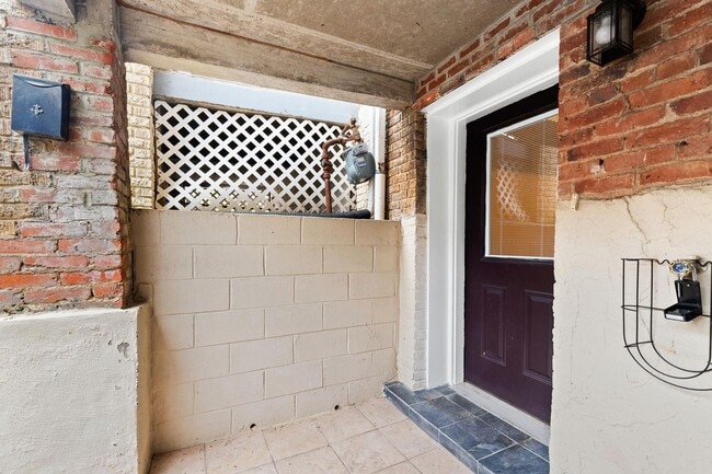 Building Photo - Charming One-Bedroom Basement Apartment