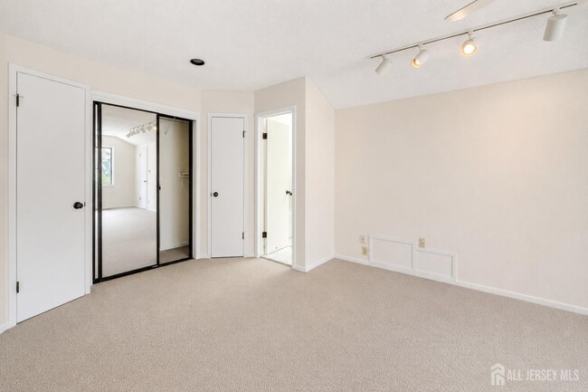 Building Photo - 83 Sayre Dr