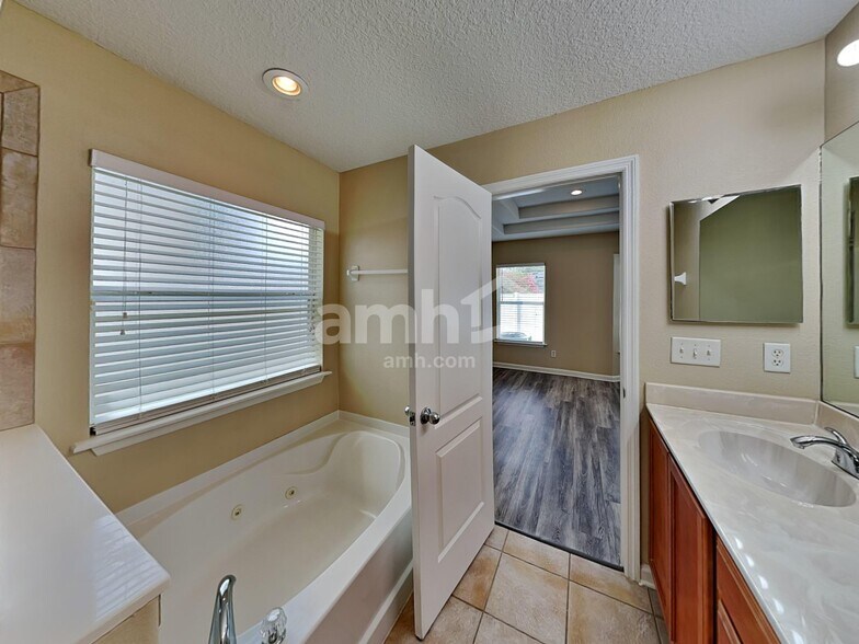 Building Photo - 421 Monet Ave