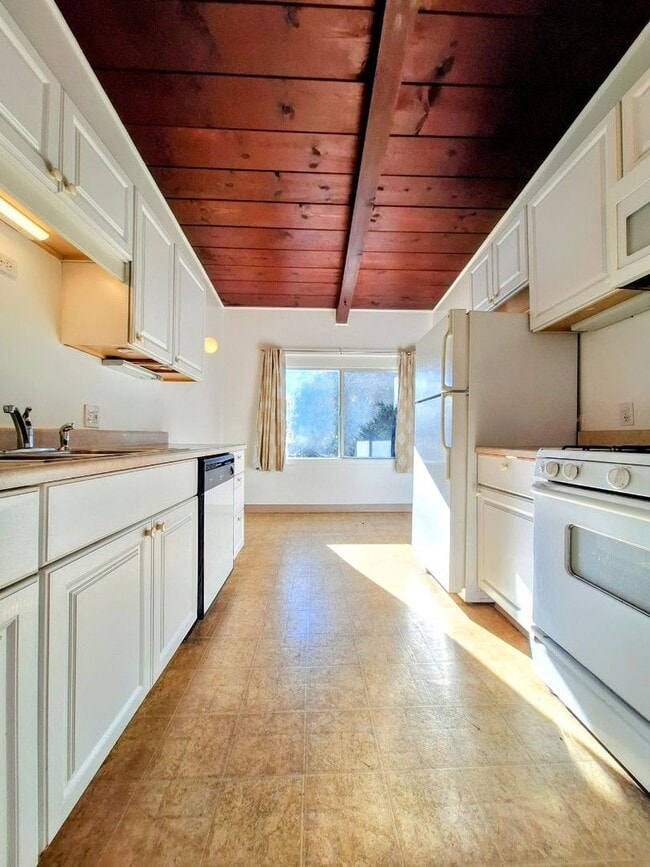 Building Photo - Cat Friendly 2bd Duplex w/Private Patio & Attached Garage