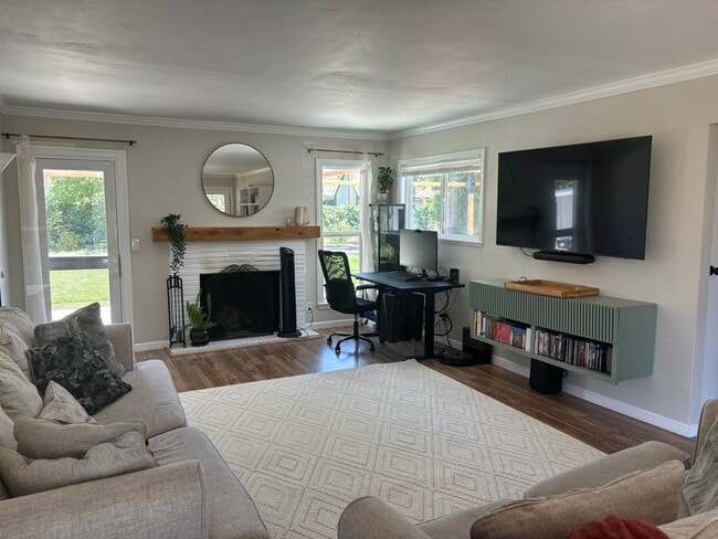 Building Photo - Adorable 3/1 w/Amazing Fenced Yard!  PLEASE READ ENTIRE AD FOR VIEWINGS