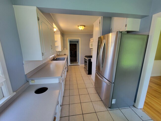 Building Photo - Large 4 bed, 1.5 bath, Over 2,000 square feet.