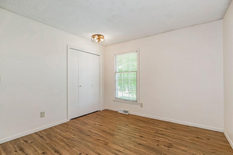 Building Photo - Spacious Shawnee Home Near Mill Creek Stre...