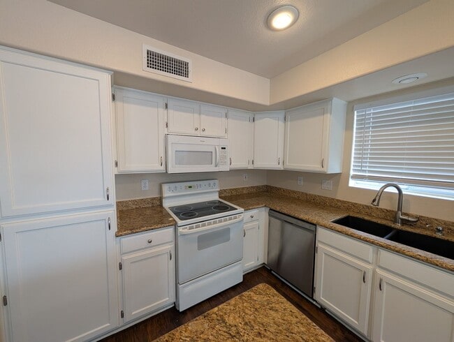 Building Photo - 4 Bedroom 2.5 Bathroom Lakewood Home