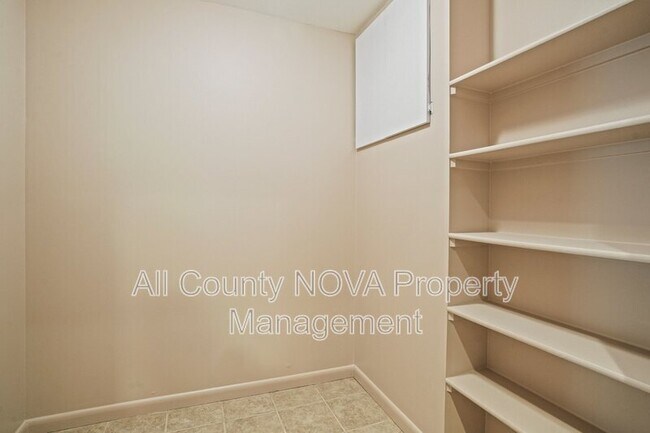 Building Photo - 6428 Earlham Dr