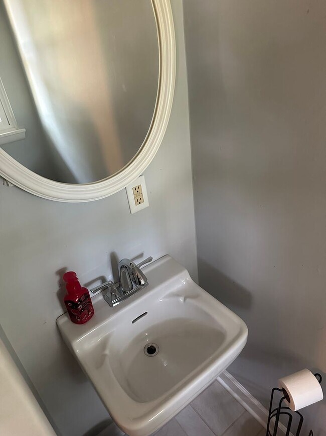 Building Photo - Brentwood - 3 bedroom, 1.5 bathroom, 1 car...