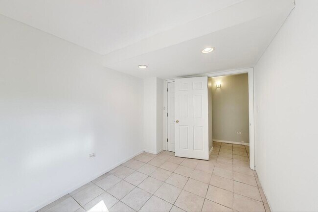 Building Photo - 4553 S Ellis Ave