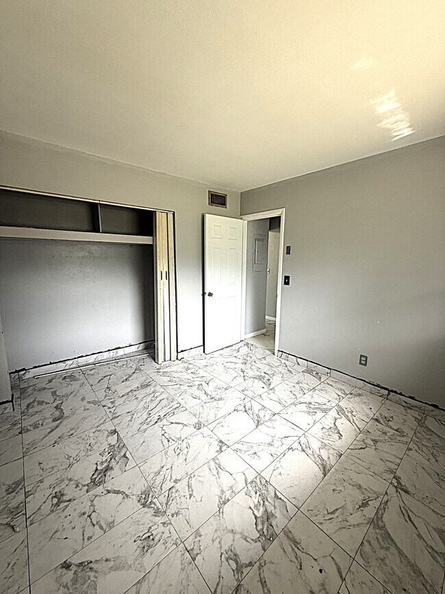 Building Photo - 107 Hill Cir