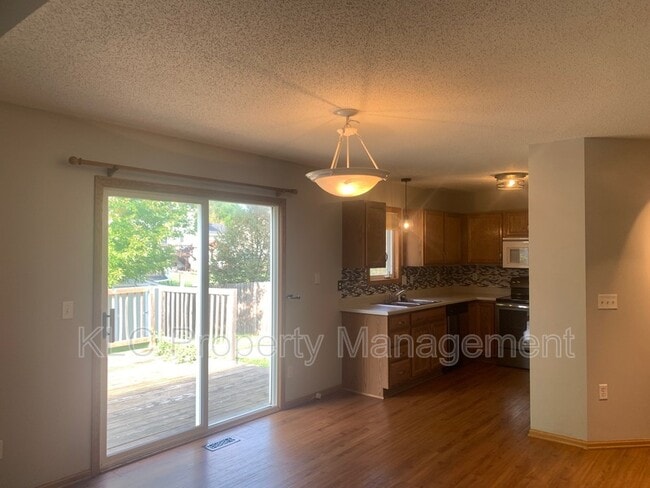 Building Photo - 402 SE Orchid St