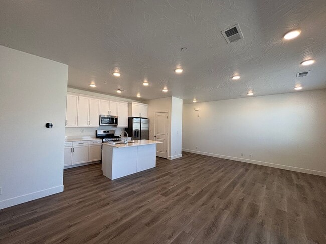 Building Photo - 1 BEDROOM APARTMENT FOR RENT IN DESERT COLOR!