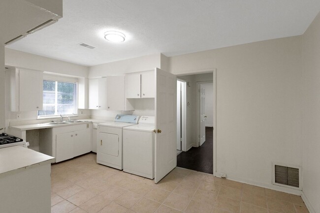 Building Photo - Charming 1BR Duplex in Jackson