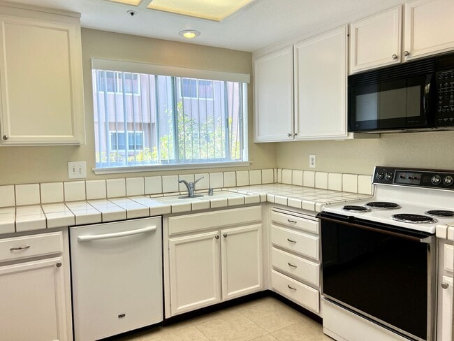 Building Photo - Working from home? This town home has a huge office area and large primary suite... plus a second...