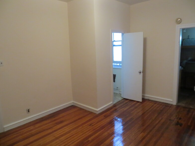 Building Photo - 328 S 43rd St