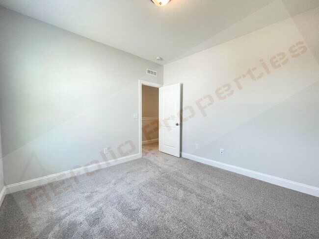 Building Photo - Gorgeous 4 Bedroom 3 Bath Home with Fiber ...