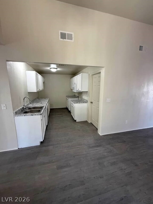 Building Photo - 5483 Requa Ave