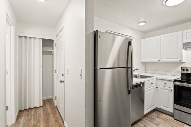 Building Photo - RECENTLY UPDATED 2 BEDROOM 1.5 BATH TOWNHOME IN TIGARD!