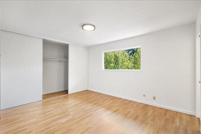 Building Photo - 2118 Alameda Ave