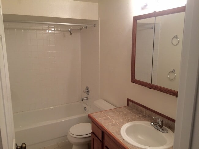 Building Photo - Spacious 3-Bed, 3-Bath Maple Leaf Home
