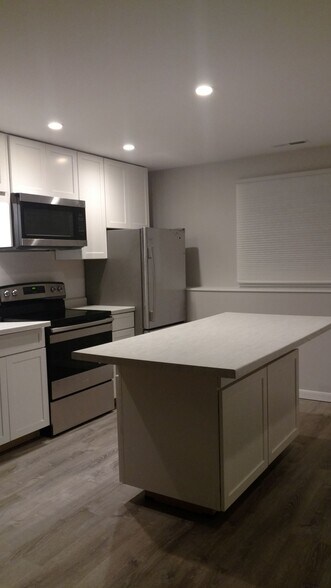 Building Photo - 1556 Hillview Rd