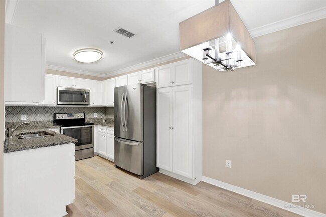 Building Photo - 2200 E 2nd St