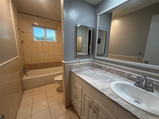 Building Photo - 10434 Towne Oak Ln