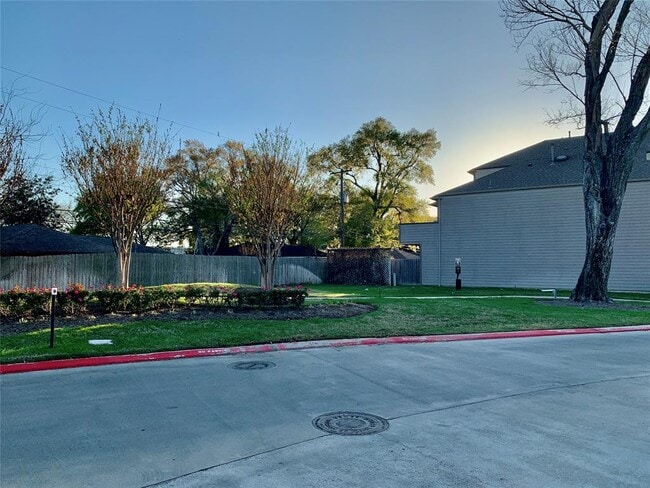 Building Photo - 10942 Cannes Memorial Dr