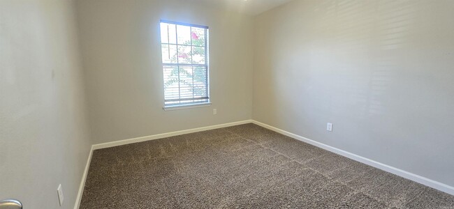Building Photo - 15355 Oak Glen Dr