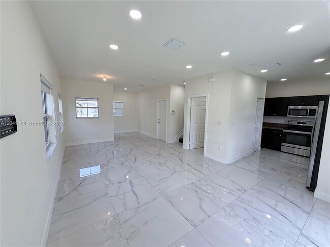Building Photo - 268 SE 31st Ave