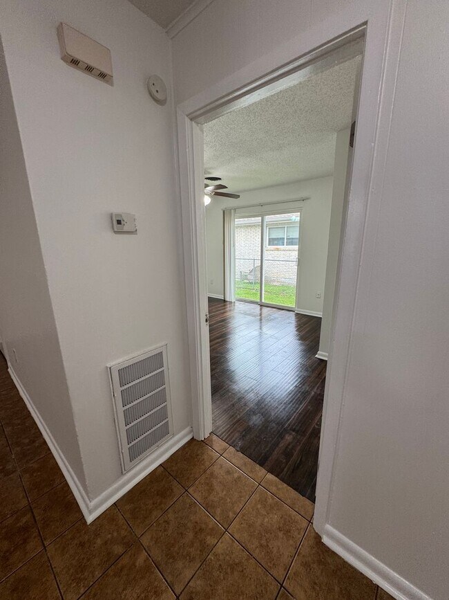 Building Photo - 6467 Park Manor Dr