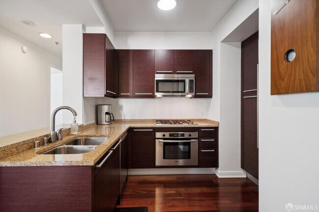 Building Photo - 425 1st St