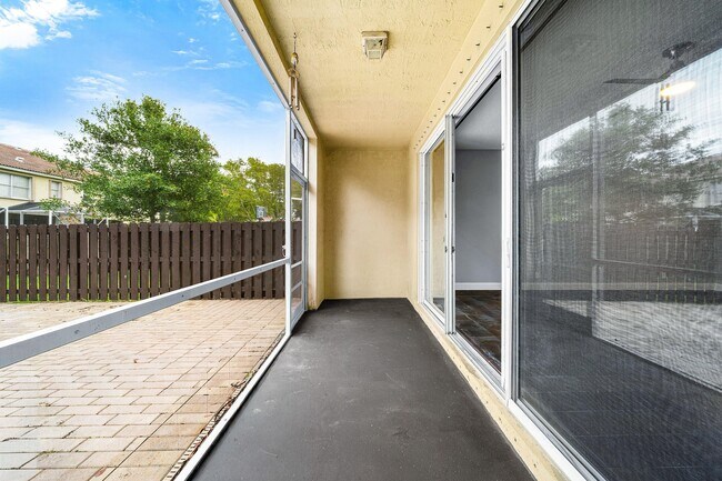 Building Photo - 9663 Lago Dr