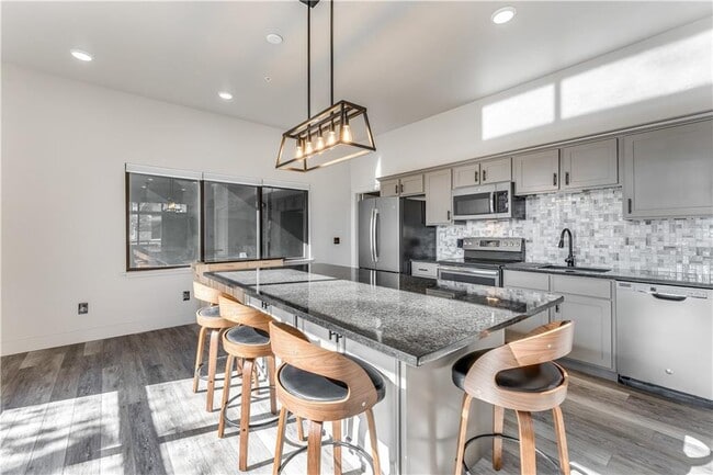 Building Photo - 1723 N Chestnut Ave