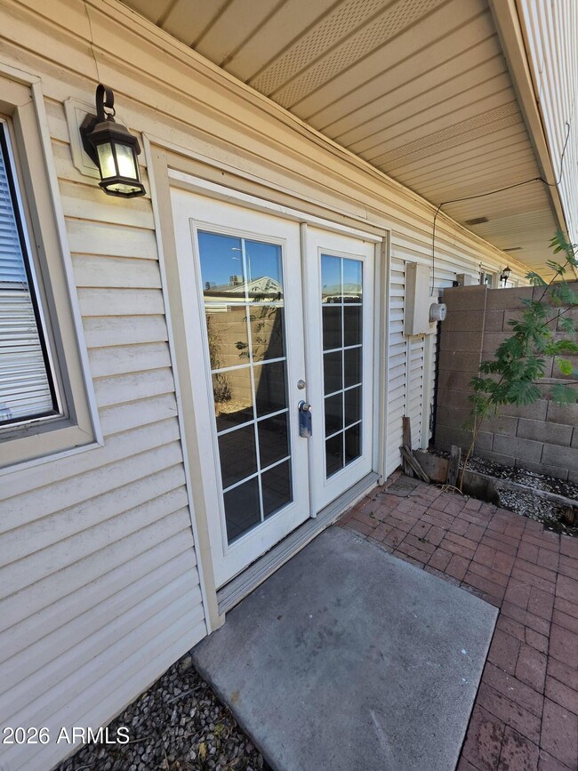Building Photo - 731 E Vaughn Dr