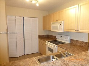 Building Photo - 529 E Sheridan St