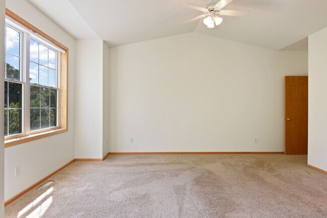 Building Photo - Charming 2-Bed Townhouse in Wayzata with Hardwood Elegance & Cozy Fireplace!