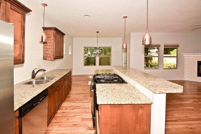 Building Photo - 3 Bedroom 2.5 Bathroom Home in Southeast Boise