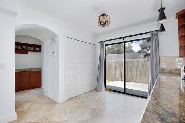 Building Photo - Lovely 3/2.5 Spacious Home with a Large Backyard in an Unbeatable Location near Downtown Orlando!