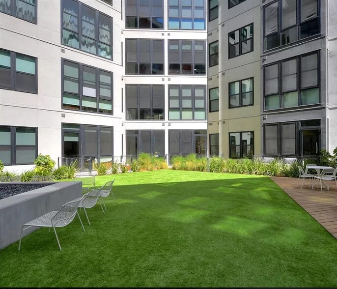 Building Photo - 800 Embassy Dr