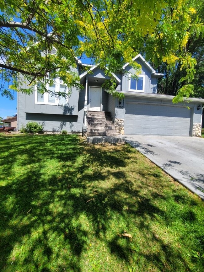 Building Photo - 3200 Robinhood Loop