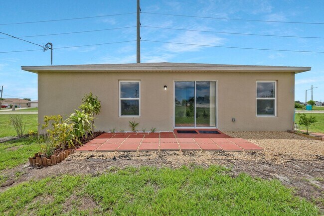 Building Photo - 2426 Santa Barbara Blvd N
