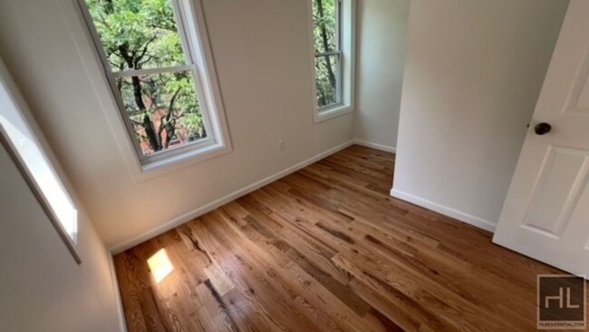 Building Photo - VERY BRIGHT AND COZY 4 BEDROOMS/2 FULL BAT...