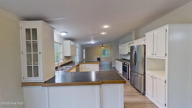 Building Photo - 20 Deer Ridge Dr W