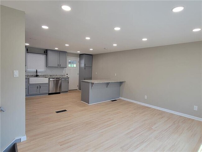 Building Photo - 113 Meadowbrook Dr