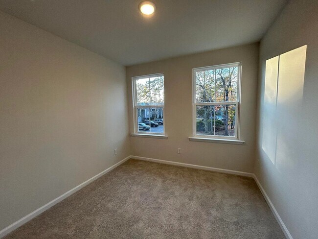 Building Photo - 3 Bedroom 2.5 Bathroom Townhouse in Windward Village - Summerville