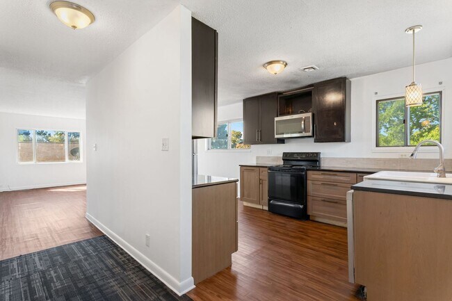 Building Photo - 4BR w/ Driveway Parking near Denver Zoo & City Park