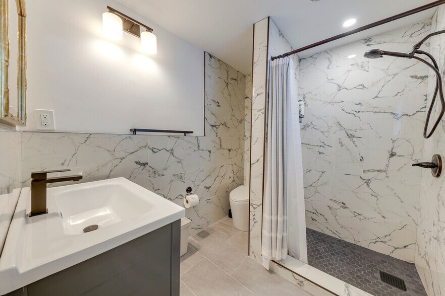 Building Photo - 394 Burton Dr